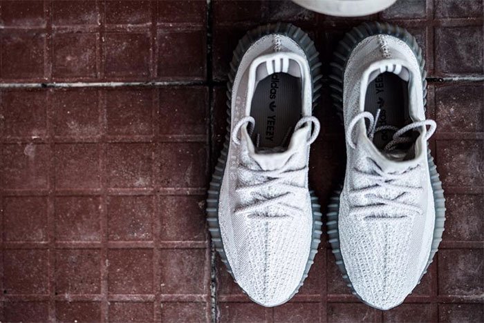 Core Black & White Stripe Yeezy Boost 350 V2 Will Be Easy To Buy 