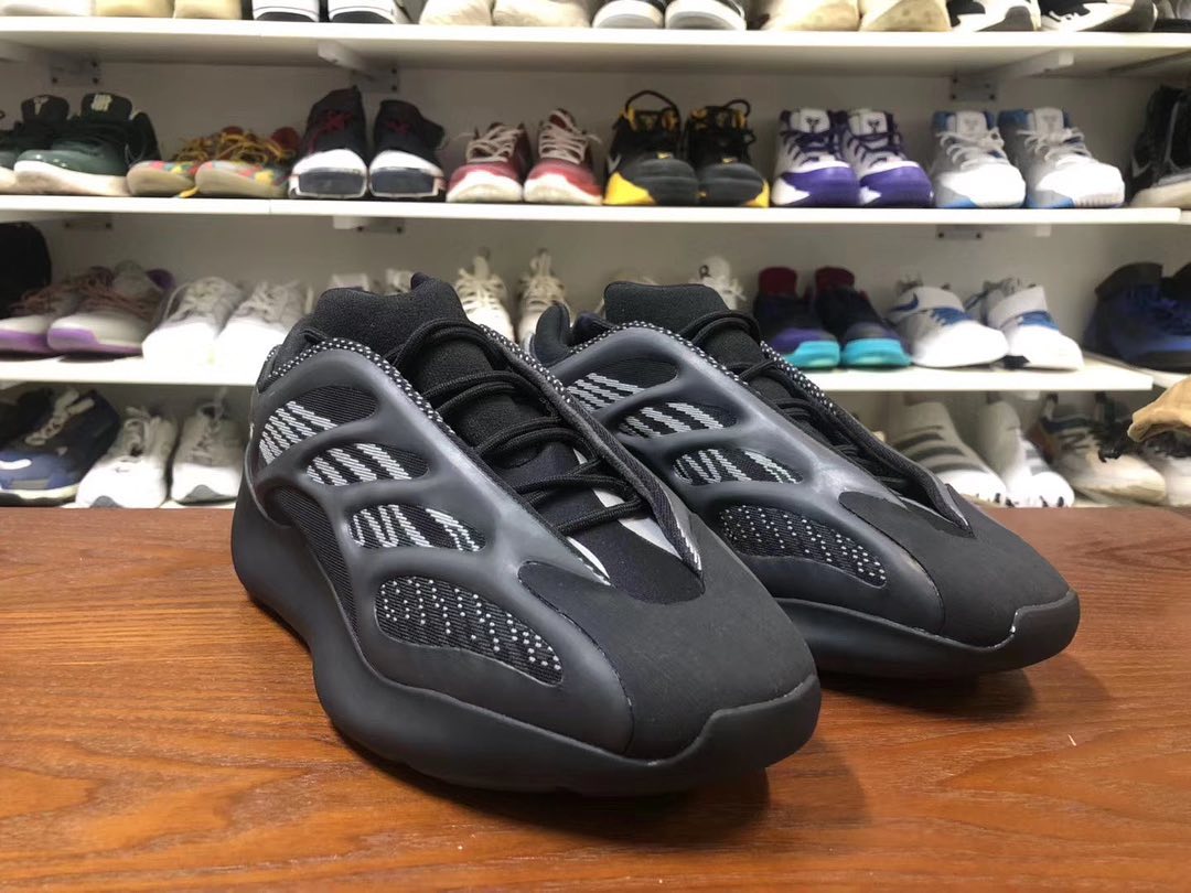 adidas YEEZY 700 V3 Surfaces In Triple Black1080 x 810