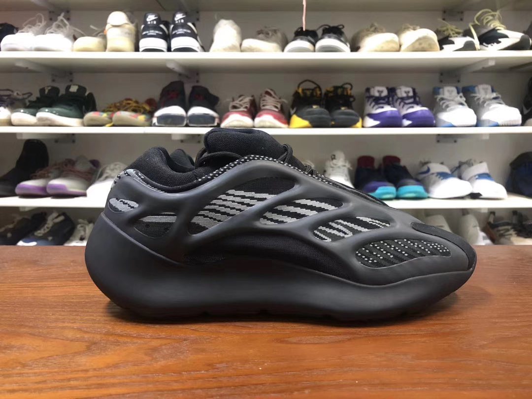 definite Answer the phone Retired adidas YEEZY 700 V3 Surfaces In Triple Black