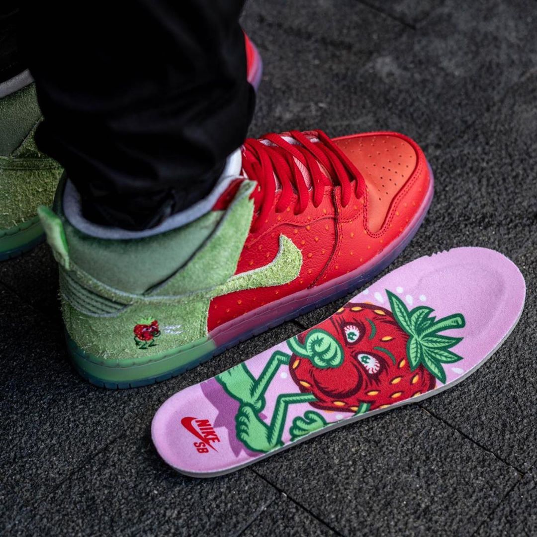 nike dunk high strawberry cough