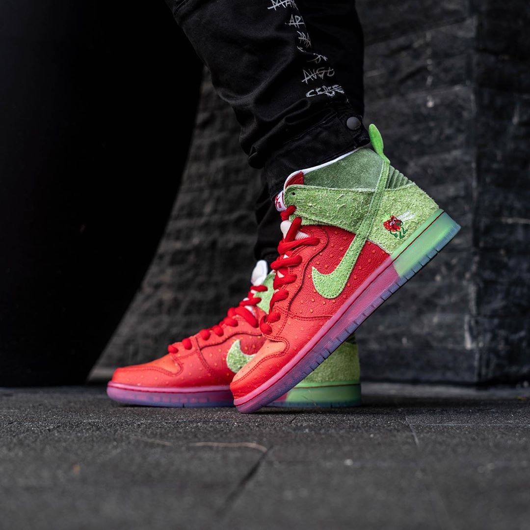 Nike SB Dunk High Strawberry Cough CW7093-600 Release Date